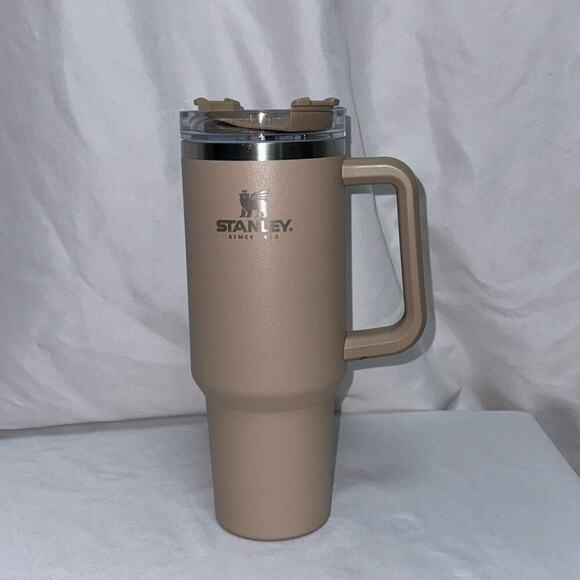 Stanley Quencher H2.0 FlowState Stainless Steel Vacuum Insulated Tumbler in Tan - Picture 2 of 6